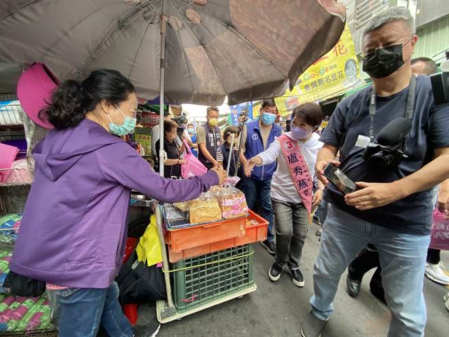 台中市长卢秀燕22日上午来到东兴市场扫街拜票，争取民眾的支持。（冯惠宜摄）