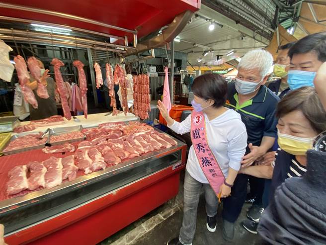 台中市长卢秀燕22日上午来到东兴市场扫街拜票，争取民眾的支持。（冯惠宜摄）