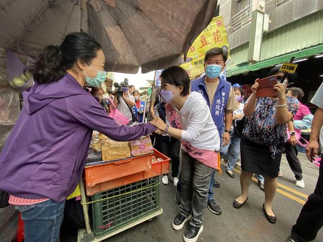 台中市长卢秀燕22日上午来到东兴市场扫街拜票，争取民眾的支持。（冯惠宜摄）