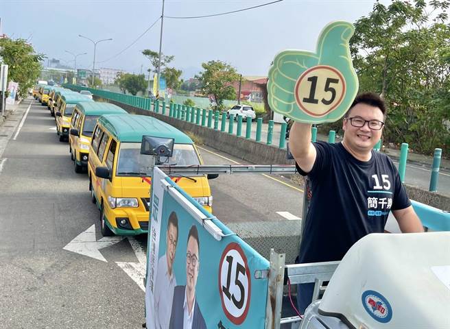 民眾党南投县议员候选人简千翔在10辆娃娃车陪同下扫街拜票，誓言捍卫幼儿教育权益。（杨静茹摄）