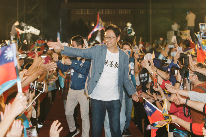 图为国民党桃园市长候选人张善政（中）。（资料照,郭吉铨摄）