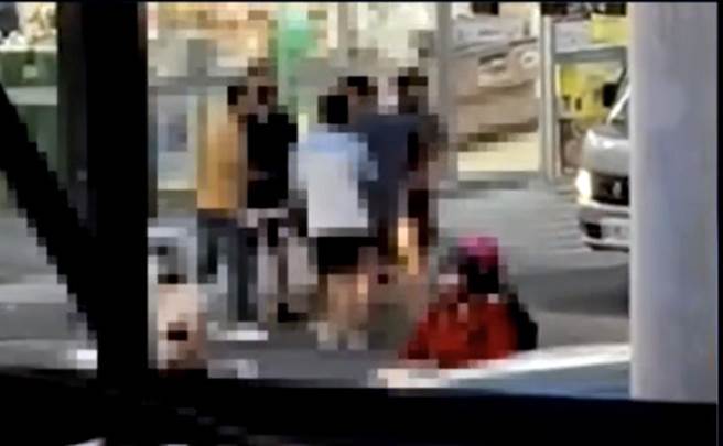 行车纠纷引发街头拳武行，双方皆遭送办。(屏东小镇资讯提供)