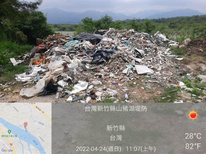 荒野保护协会与富邦人寿今天公布「新竹头前溪川废快筛调查」，并在头前溪河岸及海岸共发现约9.7万袋垃圾、达136万公升。（荒野保护协会提供／林良齐台北传真）