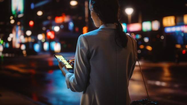 新北一名女子今年1月間獨自行走在街上，卻遭到陌生男子自背後擁抱猥褻。（示意圖／Shutterstock）