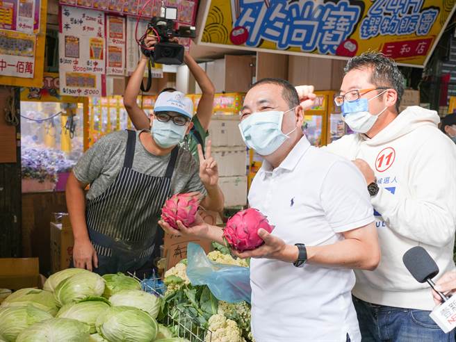 摊商送侯友宜火龙果，祝他鸿图大展。(黄敬文摄)