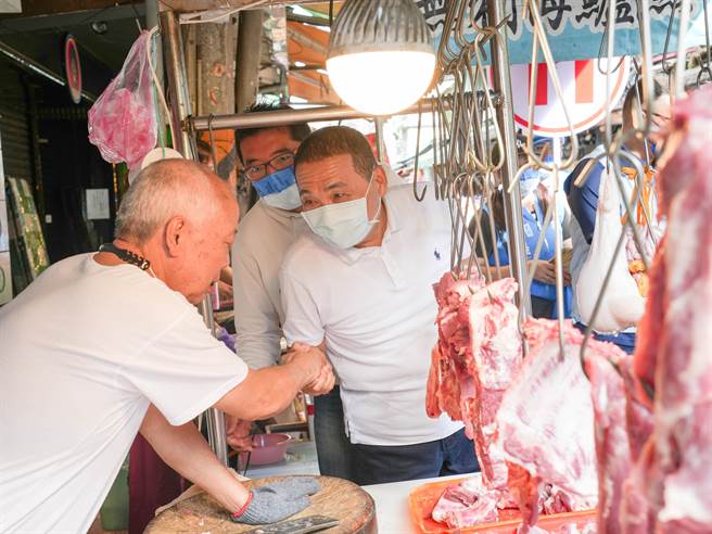 侯友宜陪同林鼎超进行扫街。(黄敬文摄)