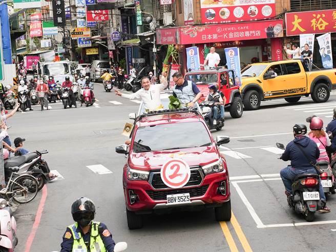 侯友宜获赠大蒜，祝福他冻蒜。(黄敬文摄)
