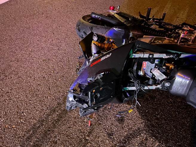 纪姓男子的重机严重毁损。（民眾提供／李奇叡新北传真）