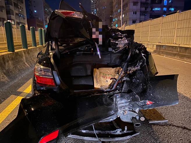 被追撞的多元计程车车尾全烂。（民眾提供／李奇叡新北传真）