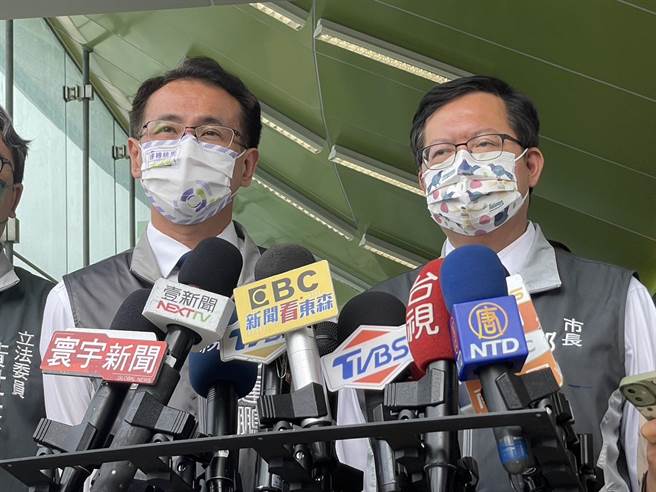 遭指助炒地牟利，桃园市长郑文灿(右)说，恶意连结造谣绝对提告。(吕筱蝉摄)