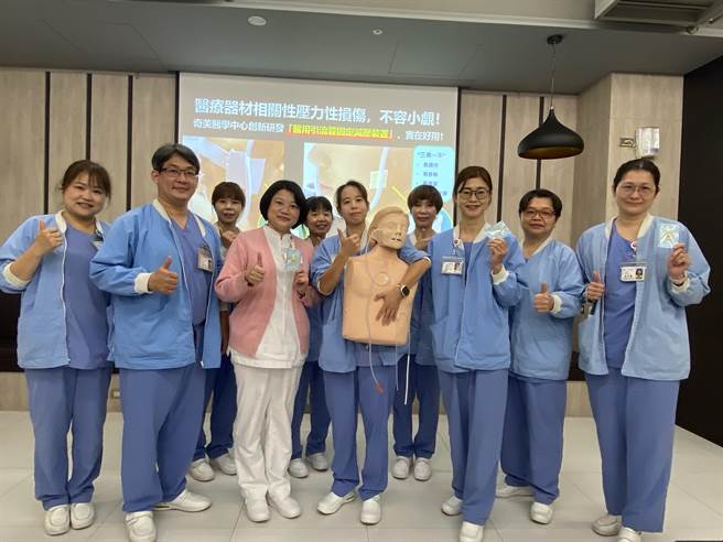 奇美醫學中心手術團隊今年7月研發｢醫用引流管固定減壓裝置」。(曹婷婷攝)