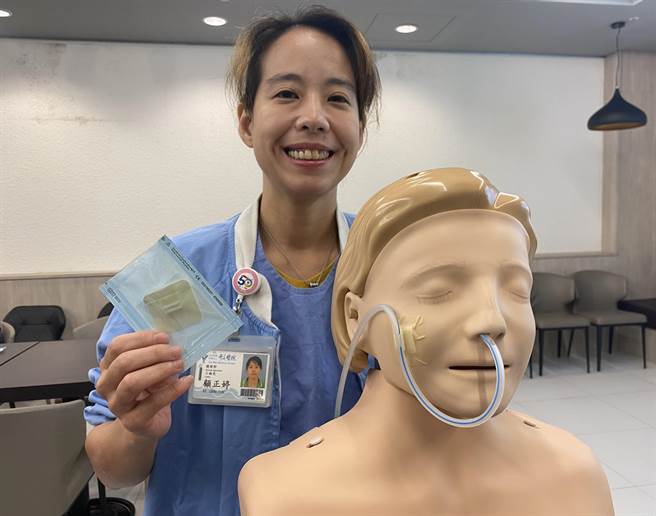 奇美醫學中心護理部手術專責護理小組長顧正婷說，「醫用引流管固定減壓裝置」具皮膚防護及管路固定功能，能有效改善醫療器材相關性壓力性損傷發生率。(曹婷婷攝)