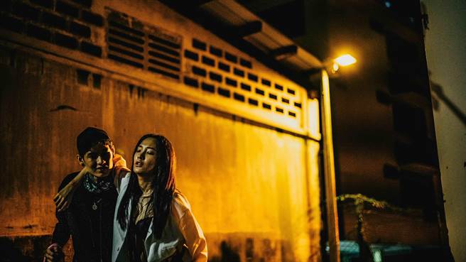 林映唯（右）在《芽笼》展露性感好身材之余，也有大量动作戏。（Mm2singapore 提供）