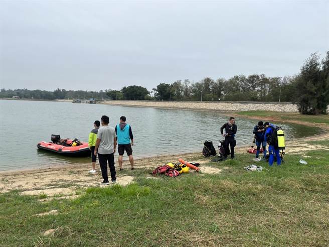 金门太湖今早惊传发生1起溺水事件，1名水文监测员为解救遥控无人船下水失踪(图／金门县消防局提供)