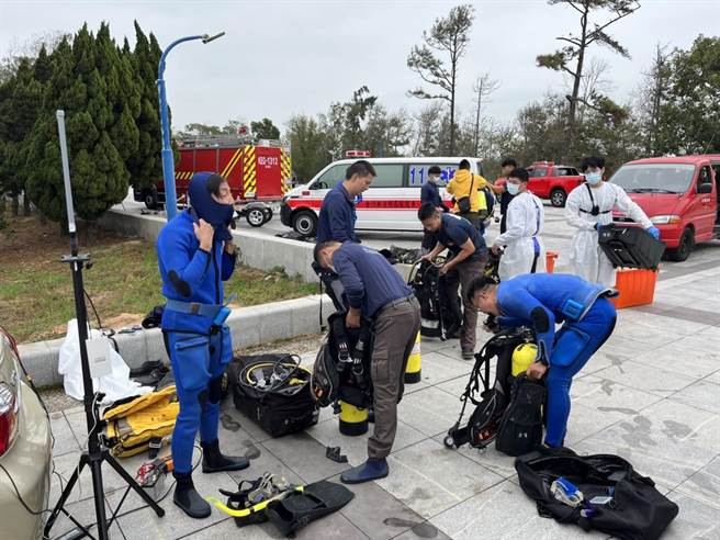 消防局获报后，立即派员赶赴现场，潜水人员立即身着潜水装备准备下水搜救(图／金门县消防局提供)