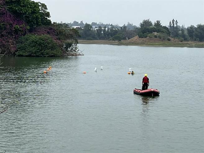 消防队在落水划定范围进行搜索；但湖面下能见度几近为零，加深搜救困难，目前三组6位潜水人员已进行数趟潜水搜救仍未寻获(图／金门县消防局提供)