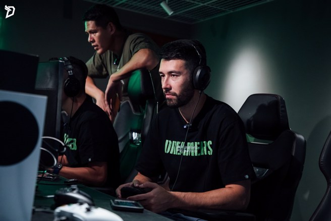 梦想家前锋简浩专心打游戏的模样超严肃。(台新梦想家提供)