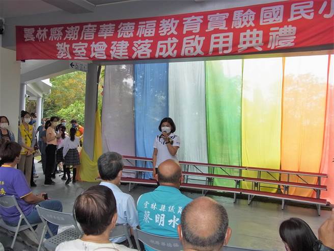 云林县长张丽善（后右一）主持褒忠乡潮厝华德福国小增建教室落成典礼。（张朝欣摄）