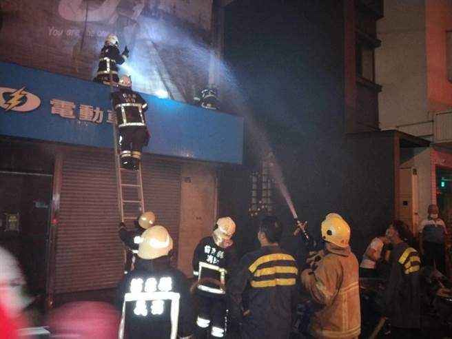 消防人员到场布水线抢救。（翻摄照片／李京升苗栗传真）