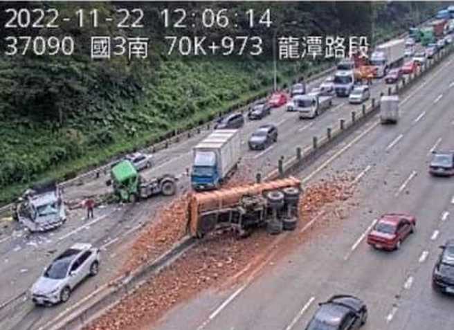 国道三号北上龙潭路段22日中午一辆大货车因不明原因撞上中央护栏后翻车。（翻摄高公局）