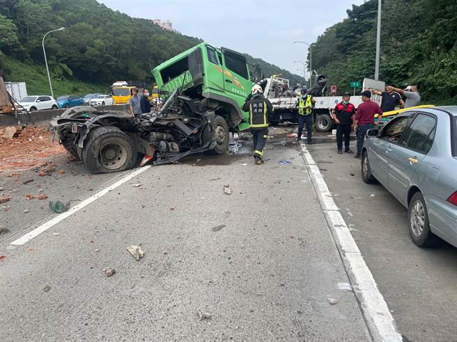 国3龙潭段连环车大货车翻覆横跨护栏2驾驶受困救出送医。(消防局提供／吕筱蝉桃园传真)