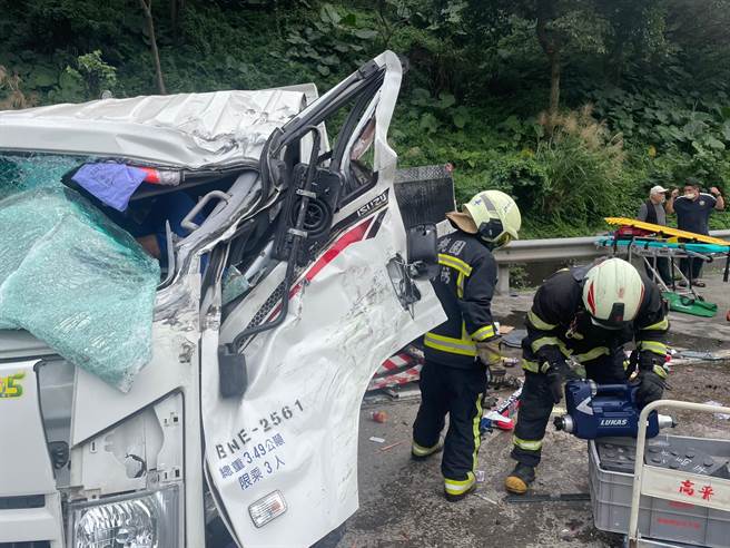 国3龙潭段连环车大货车翻覆横跨护栏2驾驶受困救出送医。(消防局提供／吕筱蝉桃园传真)