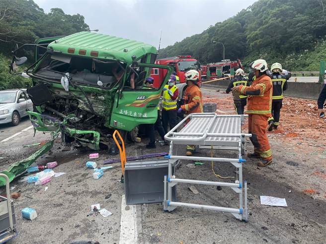 国3龙潭段连环车大货车翻覆横跨护栏2驾驶受困救出送医。(消防局提供／吕筱蝉桃园传真)