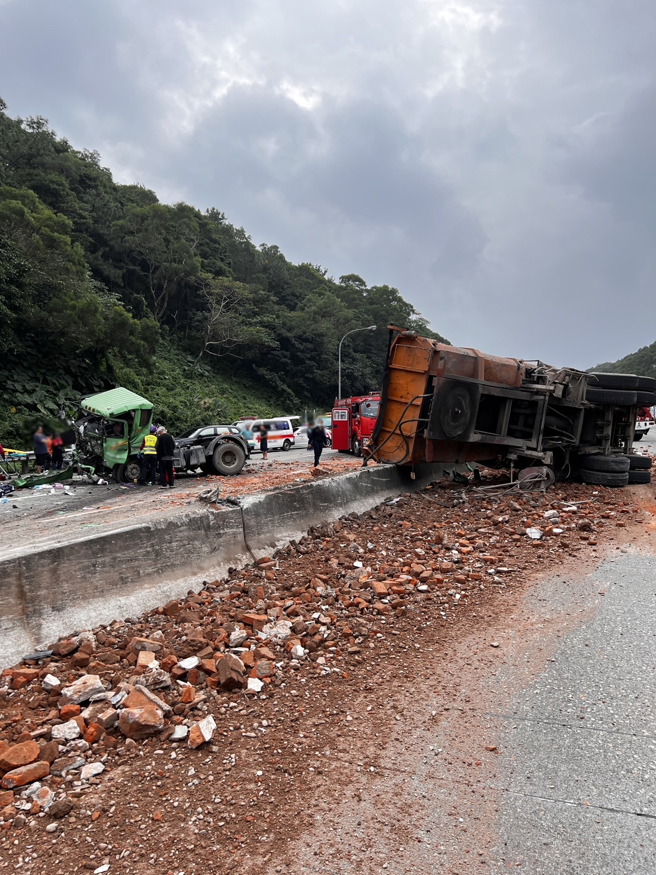 国道三号北上龙潭路段22日发生车祸。（翻摄脸书《国道公路警察局》）