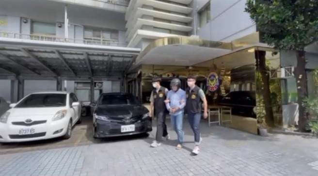 高雄陈男偽造刑事局南部打击犯罪中心刑警身分，骗取未婚单身熟女的芳心，进而诈骗女子300万元。2日遭到正牌南打中心逮捕，依加重诈欺等罪嫌移送高雄地检署侦办。（翻摄照片／崔正纲高雄传真）