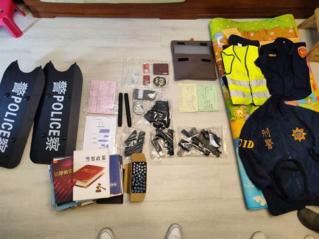 陈男遭查获大量警察用品。（翻摄照片／崔正纲高雄传真）