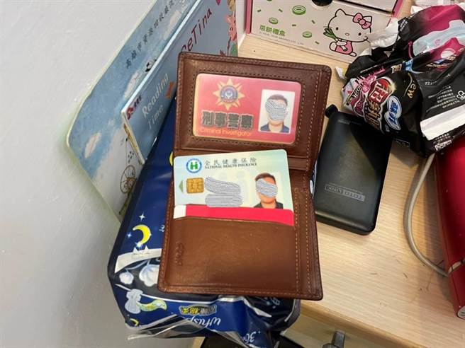 陈男遭查获假警察证件。（翻摄照片／崔正纲高雄传真）