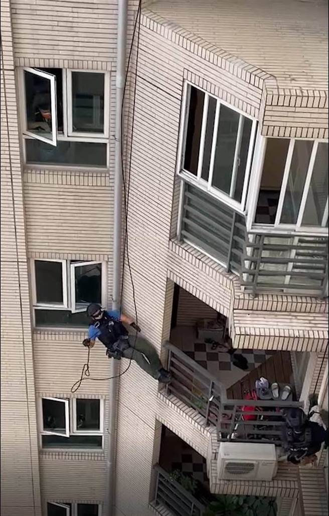 高雄警方还用高楼垂降的方式，将陈男逮捕。（翻摄照片／崔正纲高雄传真）