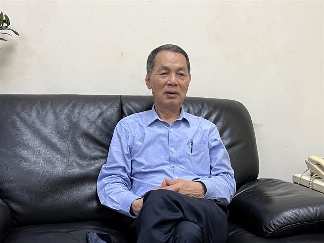 前議長鄭成光看不下去，出面抨擊余邦彥等人「沒有道義」，國民黨身為泱泱大黨應要團結起來，支持正藍軍林耕仁，不應該反而當民眾黨的小弟。（王惠慧攝）