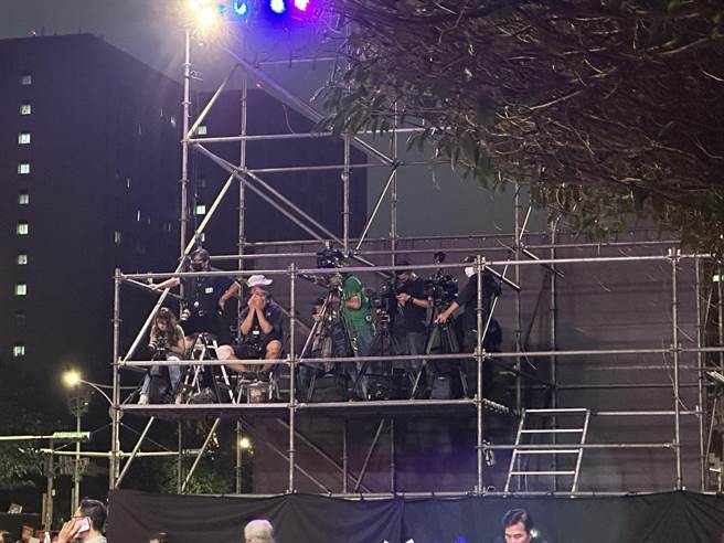 民进党12日于台北市凯达格兰大道举行「为台湾鼓舞」造势晚会，为双北市长候选人陈时中、林佳龙集气，现场媒体摄影区却被安排在3层楼高的鹰架上，周围没有任何防护。（黄婉婷摄）