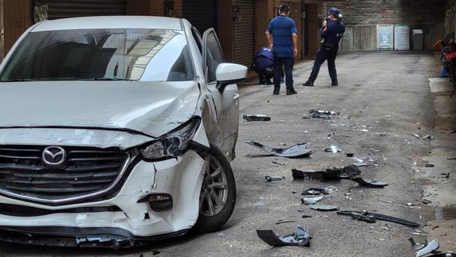 新竹宝山警匪追逐 警连开10余枪 ，现场但散落一地，但歹徒撞断瓦斯管后又逃逸一公里多后弃车，警方追捕当中。(民眾提供/邱立雅新竹传真)