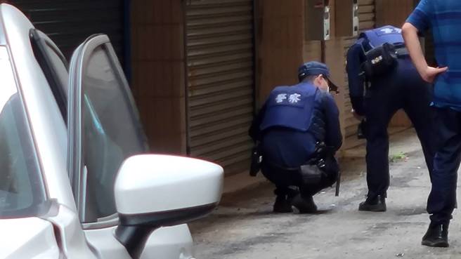 新竹宝山警匪追逐 警连开10余枪 ，现场但散落一地，但歹徒撞断瓦斯管后又逃逸一公里多后弃车，警方追捕当中。(民眾提供/邱立雅新竹传真)