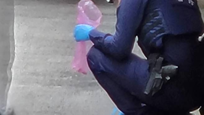 新竹宝山警匪追逐 警连开10余枪 ，现场但散落一地，但歹徒撞断瓦斯管后又逃逸一公里多后弃车，警方追捕当中。(民眾提供/邱立雅新竹传真)