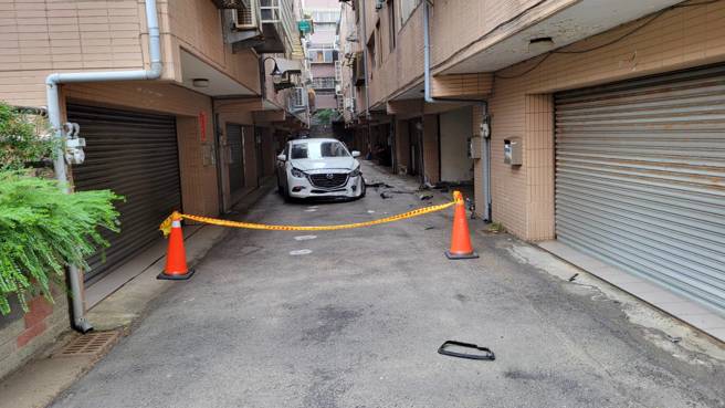 新竹宝山警匪追逐 警连开10余枪 ，现场但散落一地，但歹徒撞断瓦斯管后又逃逸一公里多后弃车，警方追捕当中。(民眾提供/邱立雅新竹传真)