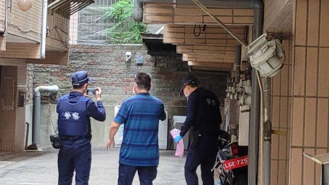 新竹宝山警匪追逐 警连开10余枪 ，现场但散落一地，但歹徒撞断瓦斯管后又逃逸一公里多后弃车，警方追捕当中。(民眾提供/邱立雅新竹传真)