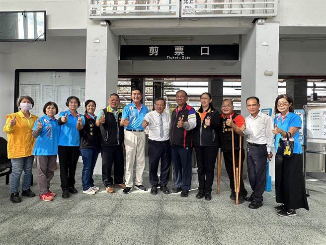 台铁花莲运务段段长吴金添、瑞穗乡长陈进光与地方各界今天都到场参与车站重新开放活动。（台铁提供）