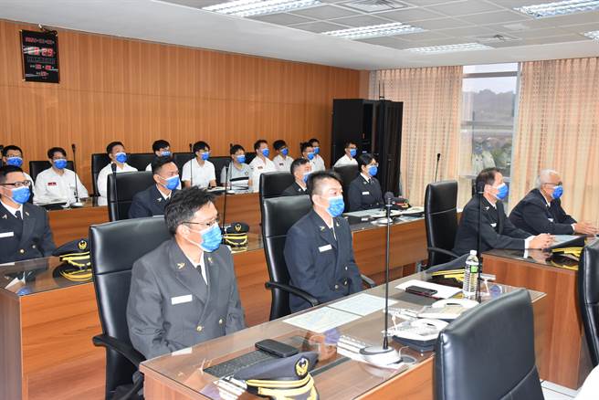 苗栗县消防局22日新晋任4名分队长及4名小队长。（谢明俊摄）