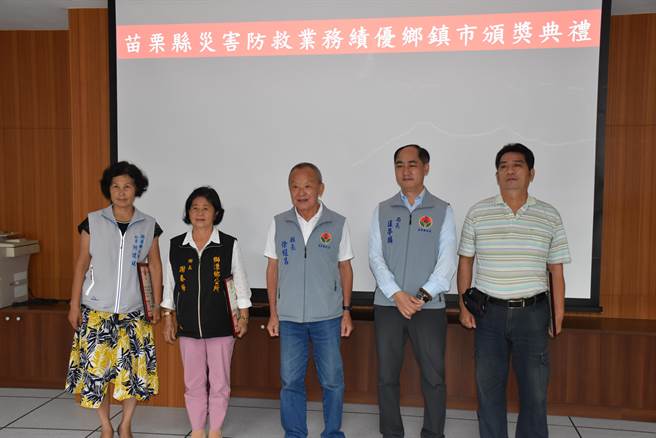 苗栗县长徐耀昌22日颁奖表扬灾防考评绩优的头屋、狮潭及大湖乡公所。（谢明俊摄）