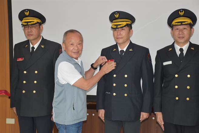 苗栗县长徐耀昌为新升任卓兰分队长史乙翔等授阶。（谢明俊摄）