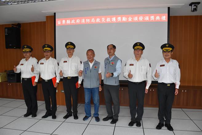 苗栗县长徐耀昌颁发奖励金给5个消防大队。（谢明俊摄）