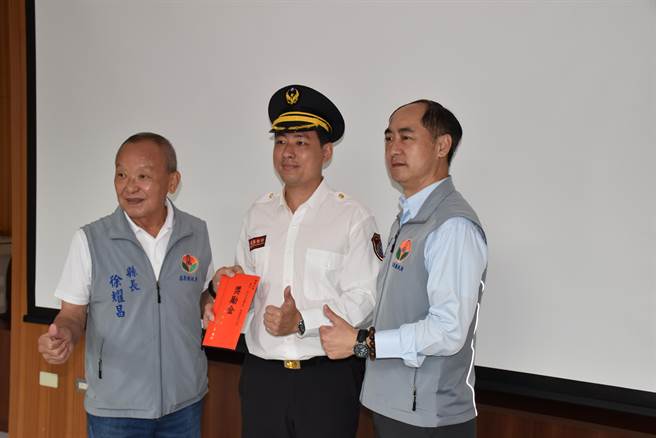 苗栗县长徐耀昌颁奖励金给狮潭分队小队长。（谢明俊摄）