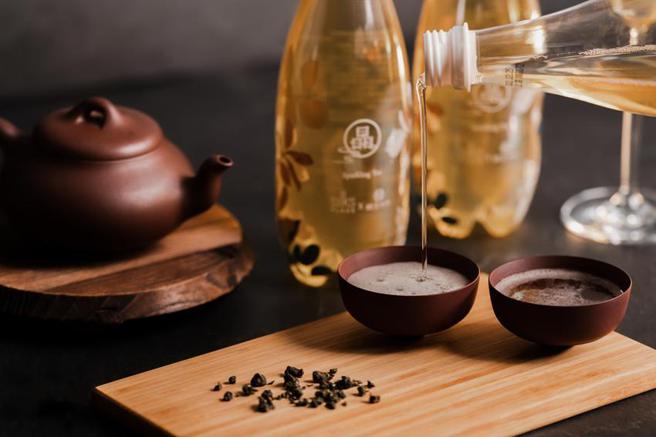 （台南晶英人氣商品「晶泡茶」於7-ELEVEN超商開始販售，氣泡茶口味包含高山金萱及蜜香紅茶。圖／台南晶英酒店提供）