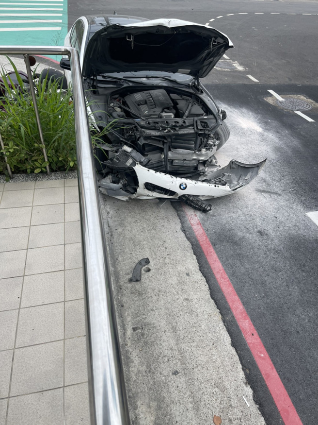 新竹宝山警匪追逐 警连开10余枪 ，现场但散落一地，但歹徒撞断瓦斯管后又逃逸一公里多后车辆起火后弃在青草湖附近，警方追捕当中。(民眾提供/邱立雅新竹传真)