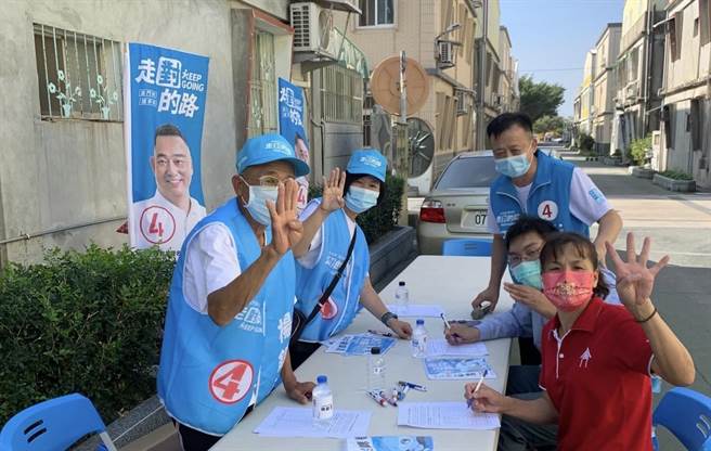 争取小三通復航连署活动，经过一个多月的签名连署，共搜集了8245份连署书(图／杨镇浯竞选总部提供)