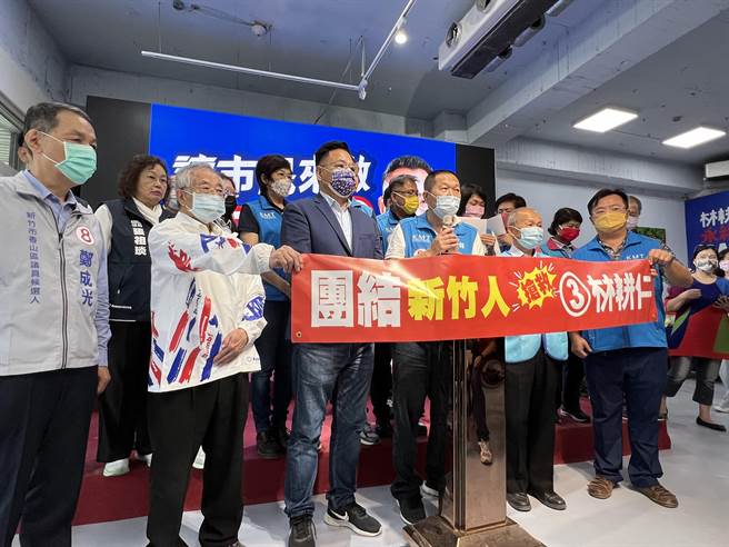 国民党新竹市议会党团22日开记者会，针对副议长余邦彦的声明，党团总召陈治雄表示，余邦彦支持高虹安的行为是误判，以为可以和绿营对决，却已造成基层强烈反弹。（王惠慧摄）
