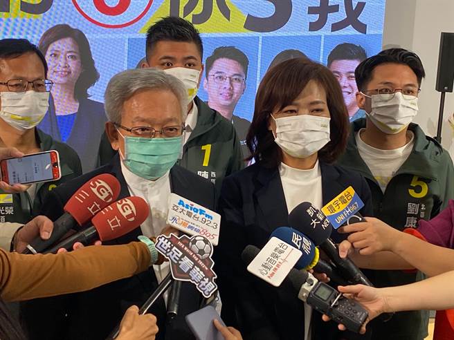 前科学园区同业公会理事长沈国荣（左）22日为民进党新竹市长候选人沈慧虹站台，力挺沈慧虹，沈国荣也强调，市长人选最重要的就是绝对「不能贪污」，要「精忠报国」。（陈育贤摄）